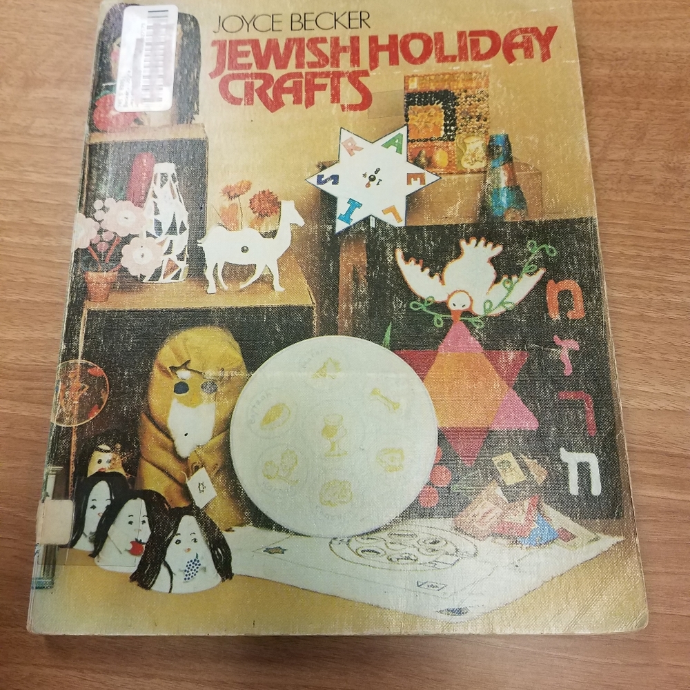 1977 VINTAGE Jewish Holiday Crafts Paperback Book